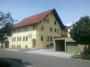 Ehemaliges landwirtschaftliches Anwesen mit Wohn- und Gasthaus