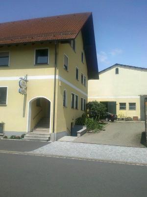 Ehemaliges landwirtschaftliches Anwesen mit Wohn- und Gasthaus