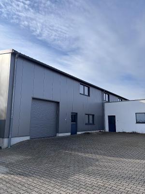 Halle_außen Innenhof.jpg