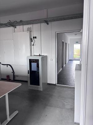 Halle_innen Büro 1.jpg