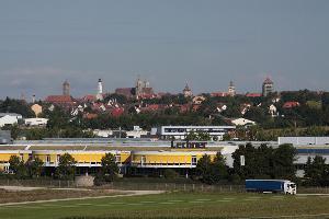 Gewerbegebiet mit Stadtansicht