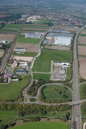 Gewerbepark Ost zwischen Bahnlinie und B2