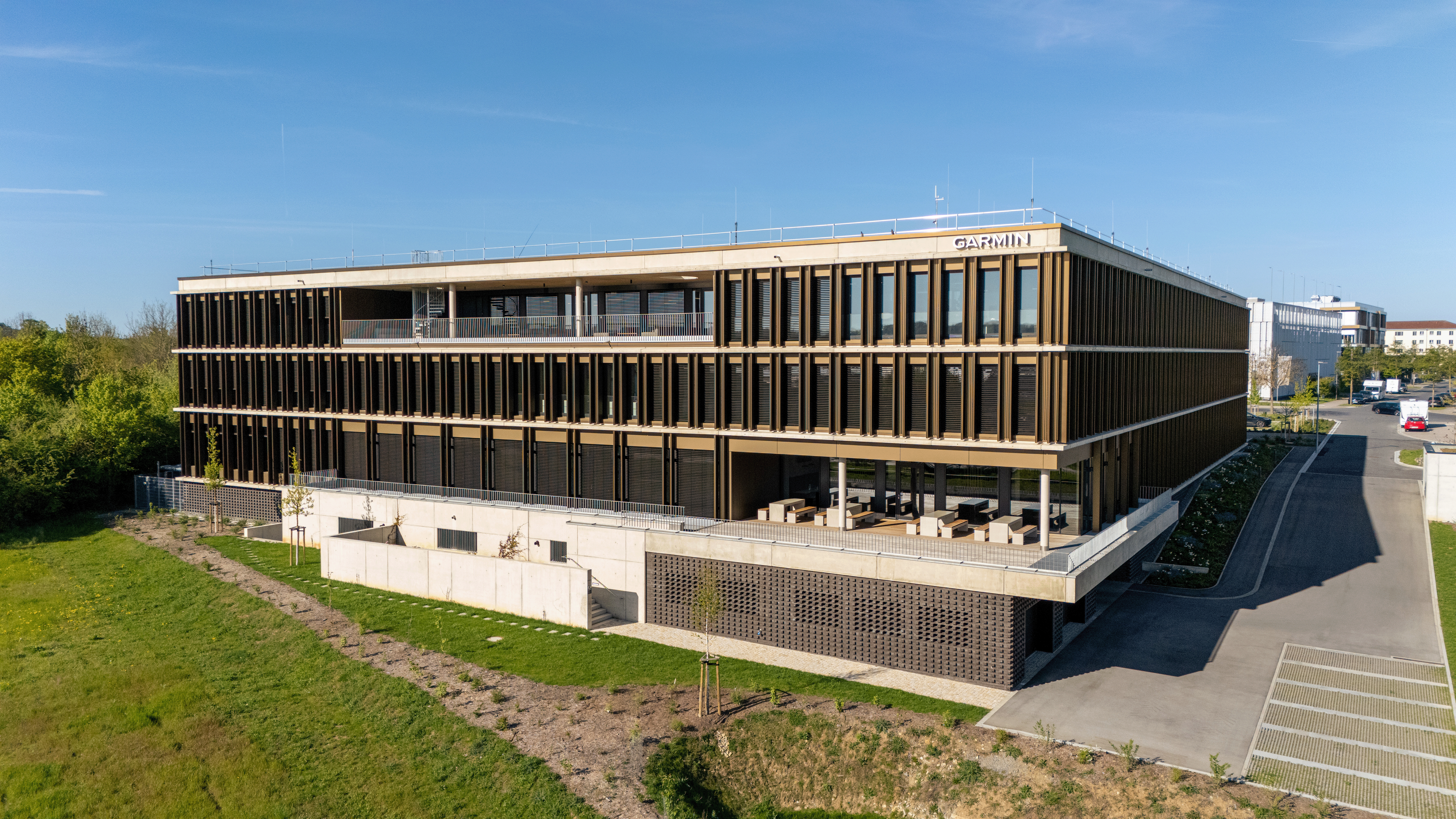 Frontansicht eines modernen Gebäudes der Firma Garmin Würzburg