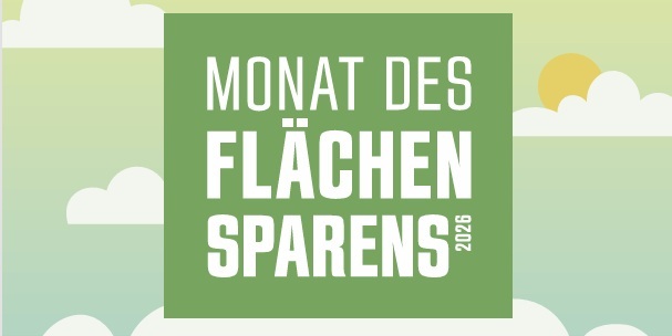 Monat des Flächensparens - Haus mit Bäumen 