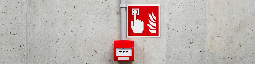 Brandmelder an einer Betonwand 