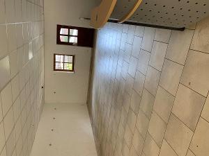 Ladenfläche Erdgeschoss Richtung rückseitigem Eingang.jpg